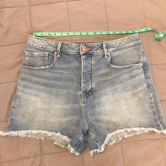 Good American Bombshell High Waist Denim Shorts size 15/33 - Picture 6 of 8
